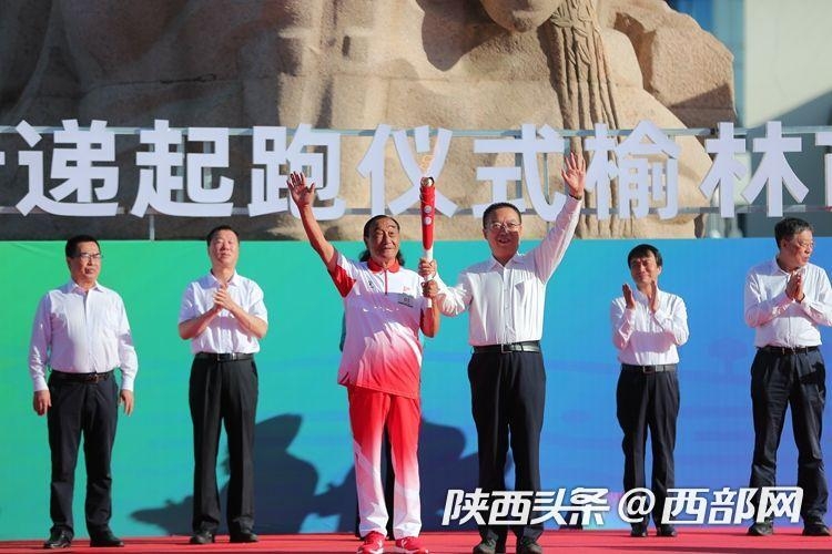 塞上古城開跑！ 十四運(yùn)會和殘?zhí)貖W會火炬在榆林傳遞